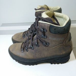 lowa walking boots mens